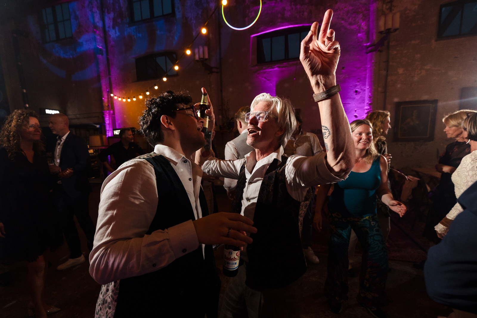 trouwfeest in de metaal kathedraal