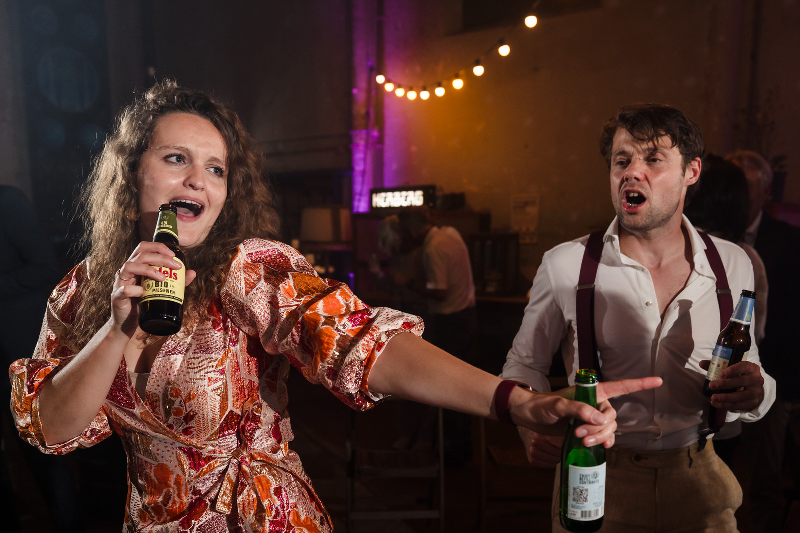 trouwfeest in de metaal kathedraal