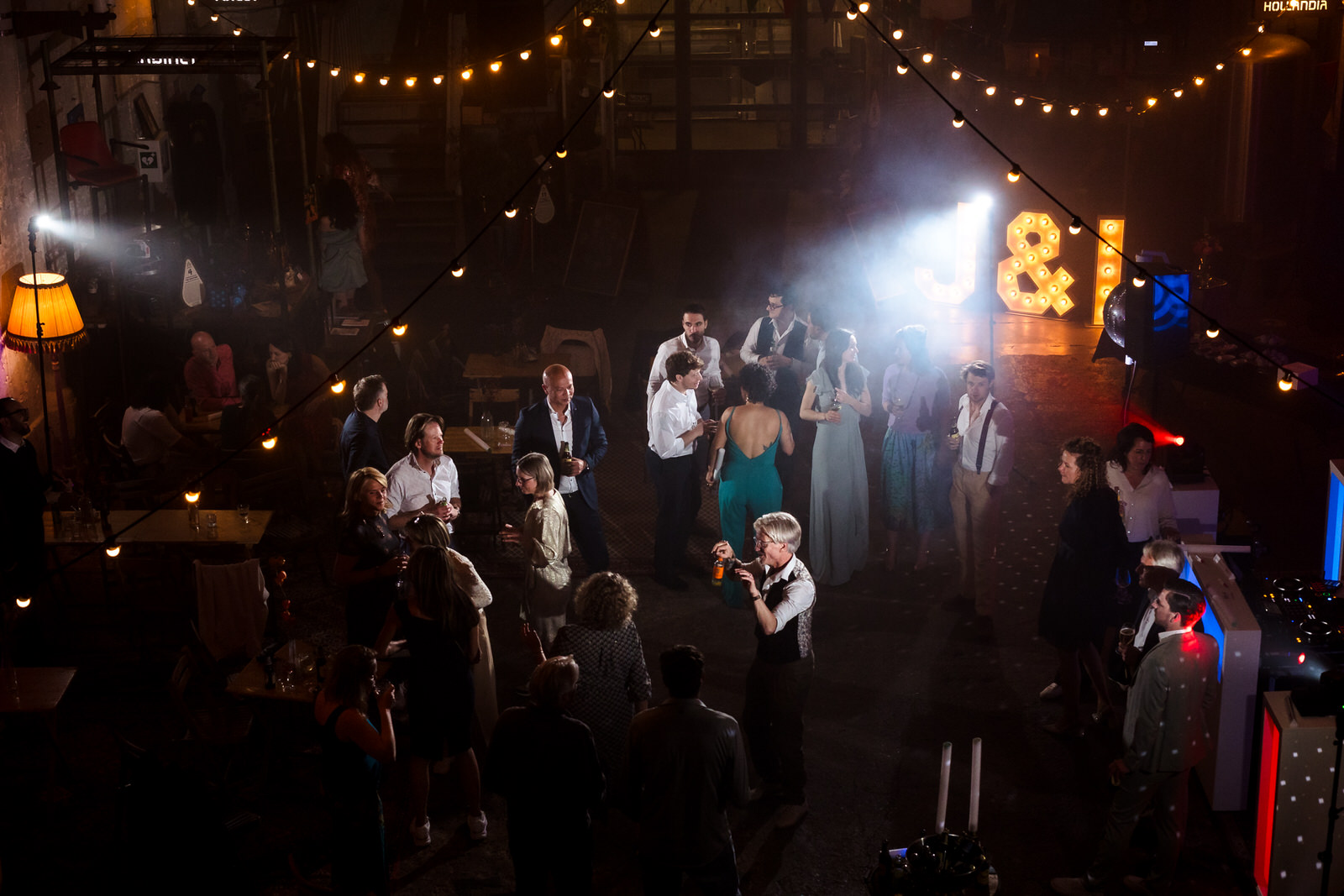 trouwfeest in de metaal kathedraal