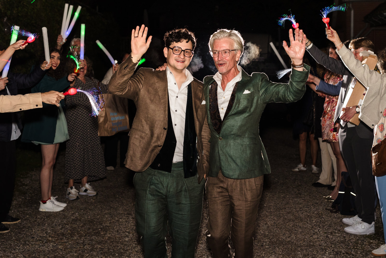 bruidspaar verlaat de metaal kathedraal