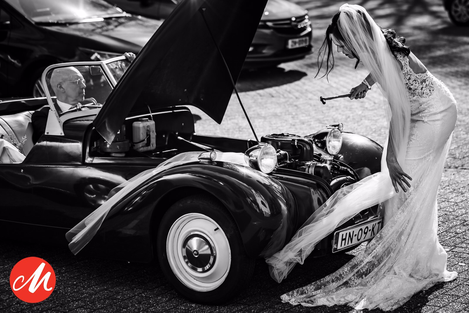 masters of wedding photography award voor trouwfoto van bruidspaar met autopech