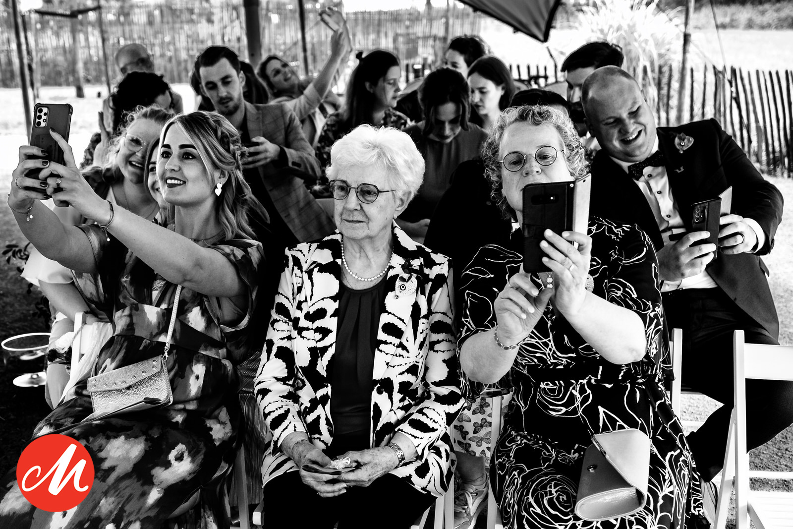 award winning foto van jeroen savelkouls bij de masters of wedding photography van een oma bij de trouwceremonie