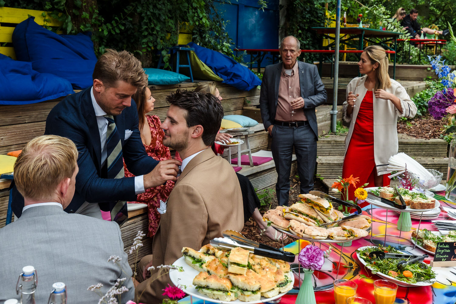 bruidegom wordt aangekleed aan de lunchtafel tijdens een bruiloft in Amsterdam