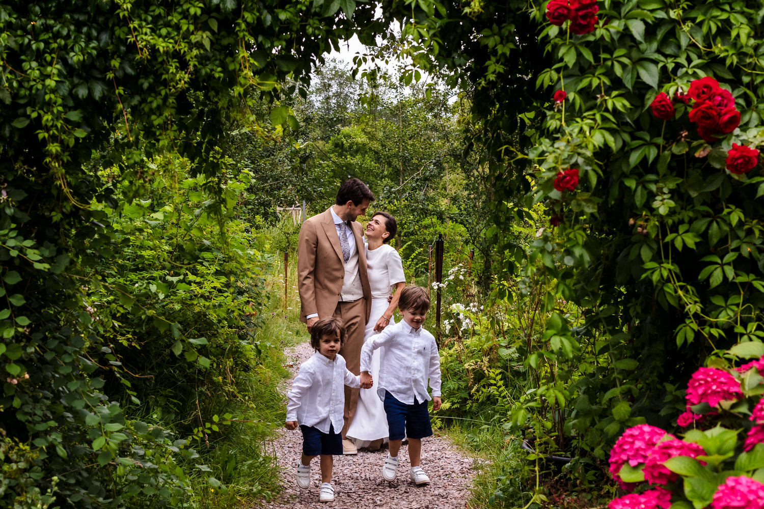 bruidspaar met kinderen in de tuin van rijk van de keizer in Amsterdam