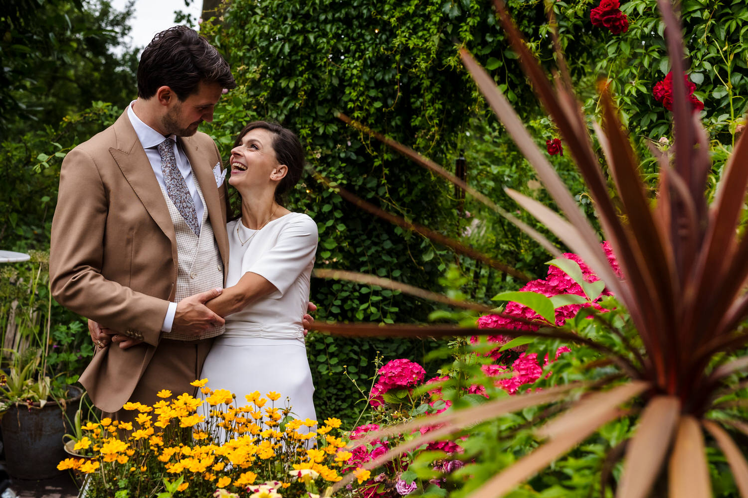bruidspaar tijdens fotoshoot bij rijk van de keizer in amsterdam