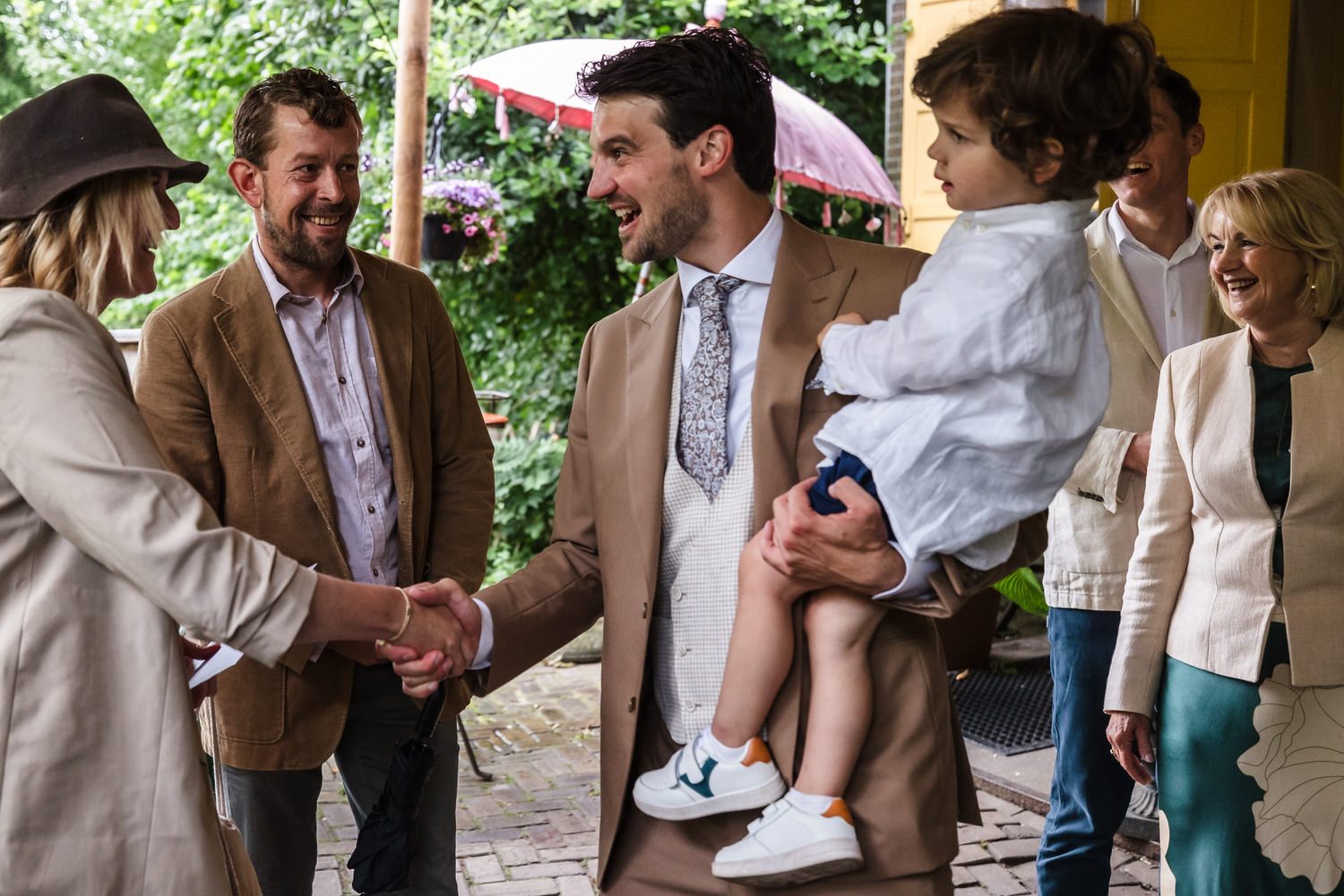 ontvangst van de gasten op een bruiloft in amsterdam