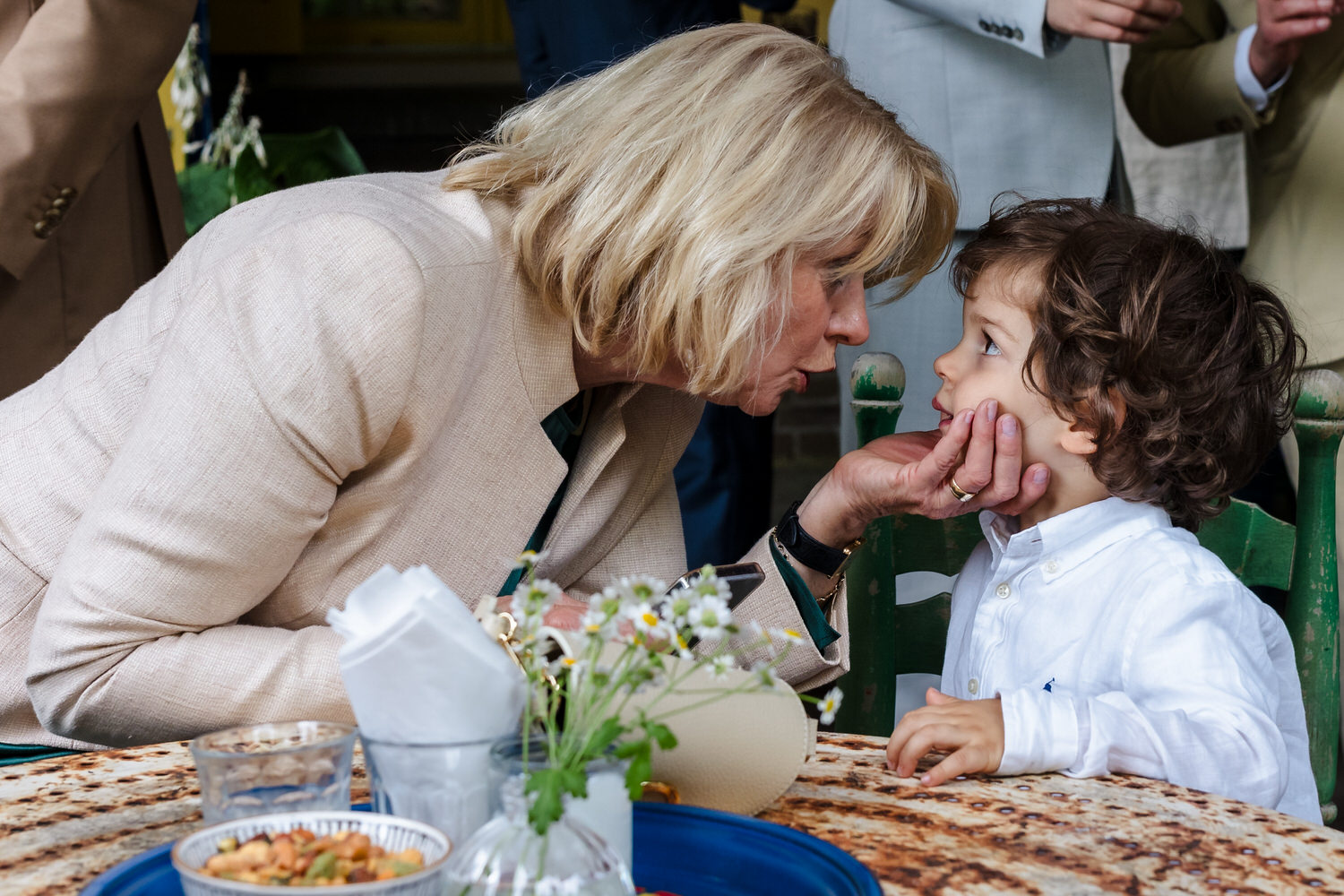 oma met kleinzoon op bruiloft