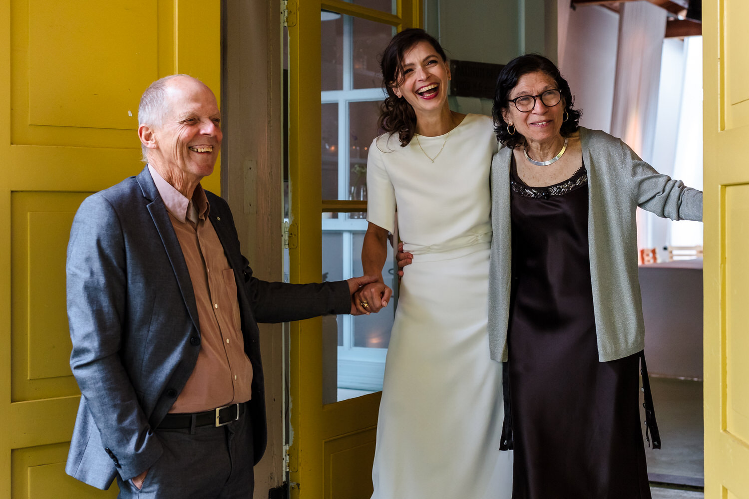 bruid met ouders kort voor de trouwceremonie