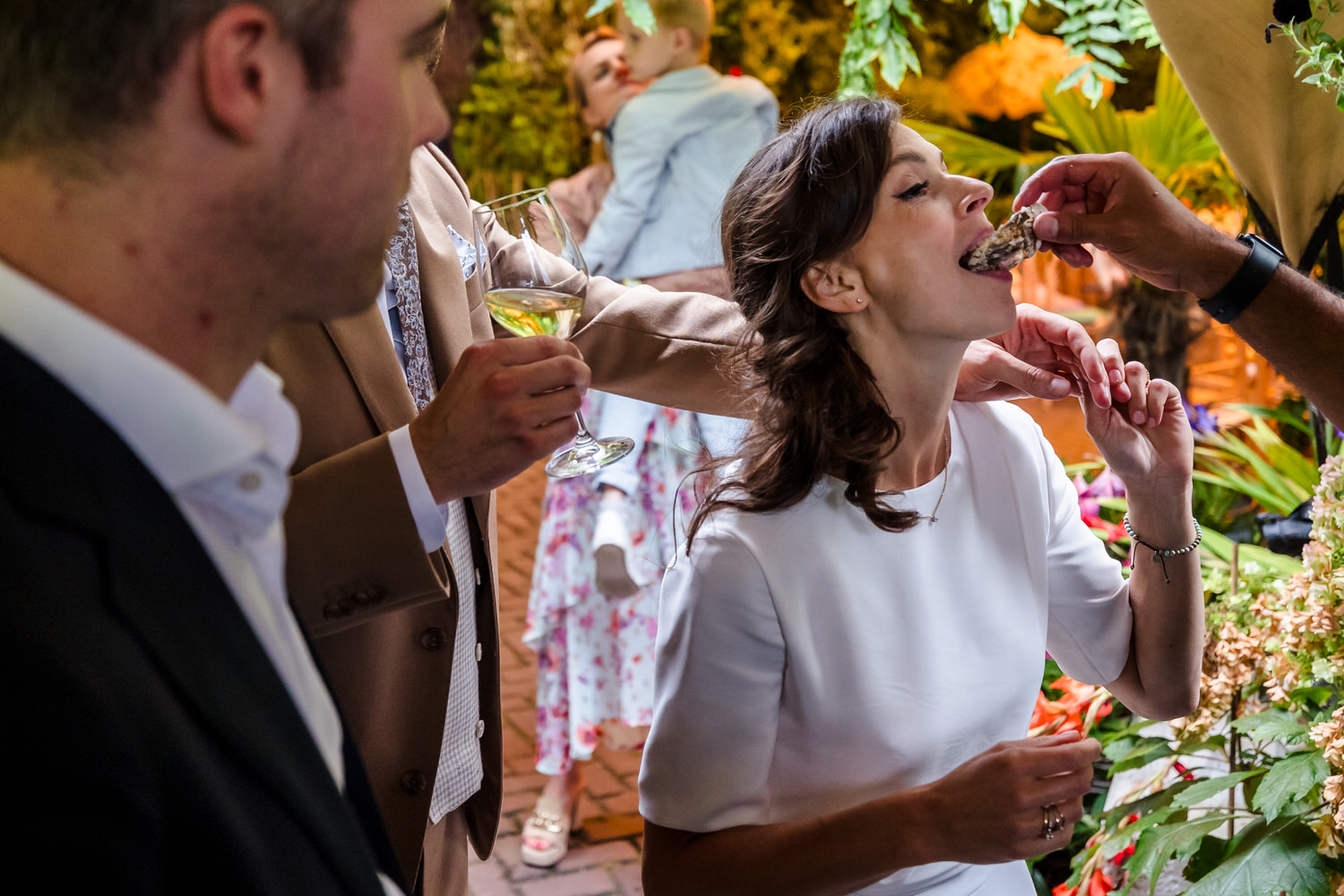 mosselen eten op een bruiloft