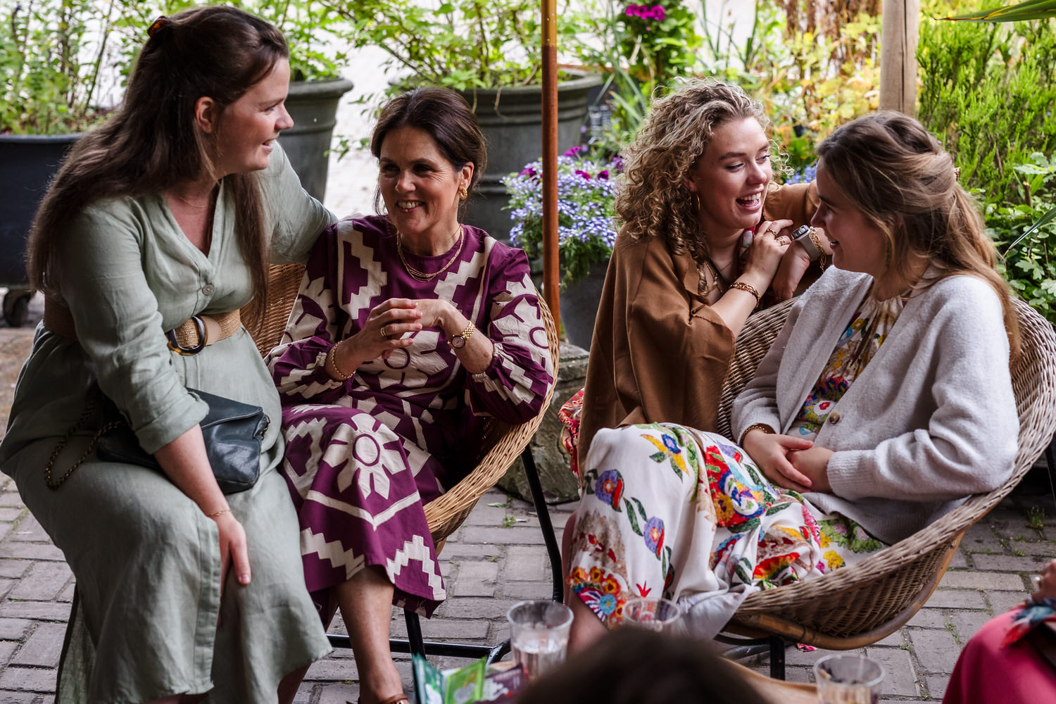 vier vrouwen aan het chillen op een bruiloft