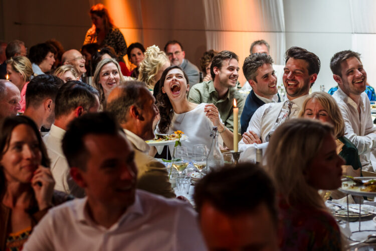 bruid tijdens diner bij bruiloft in amsterdam