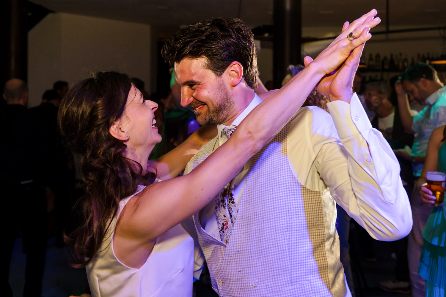 bruid en bruidegom dansen op hun bruiloft bij rijk van de keizer in amsterdam