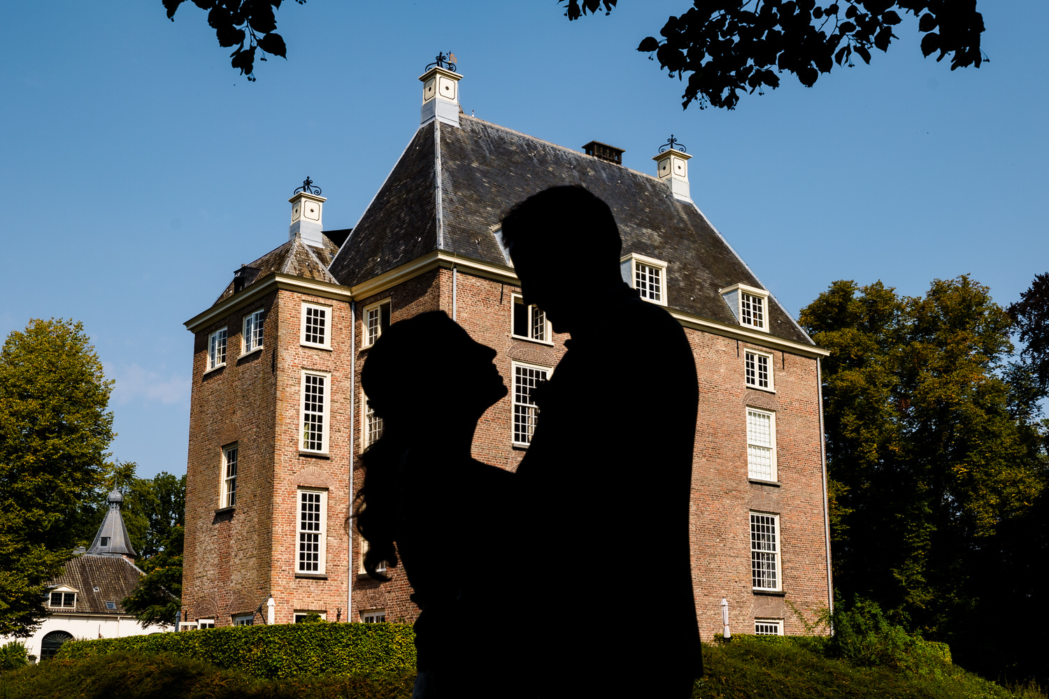 bruidspaar voor een kasteel tijdens fotoshoot voor bruiloft