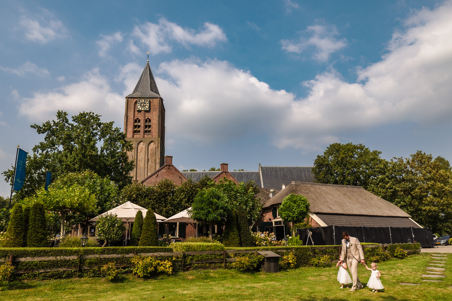 opkomst van de bruidegom met kinderen tijdens bruiloft in de betuwe