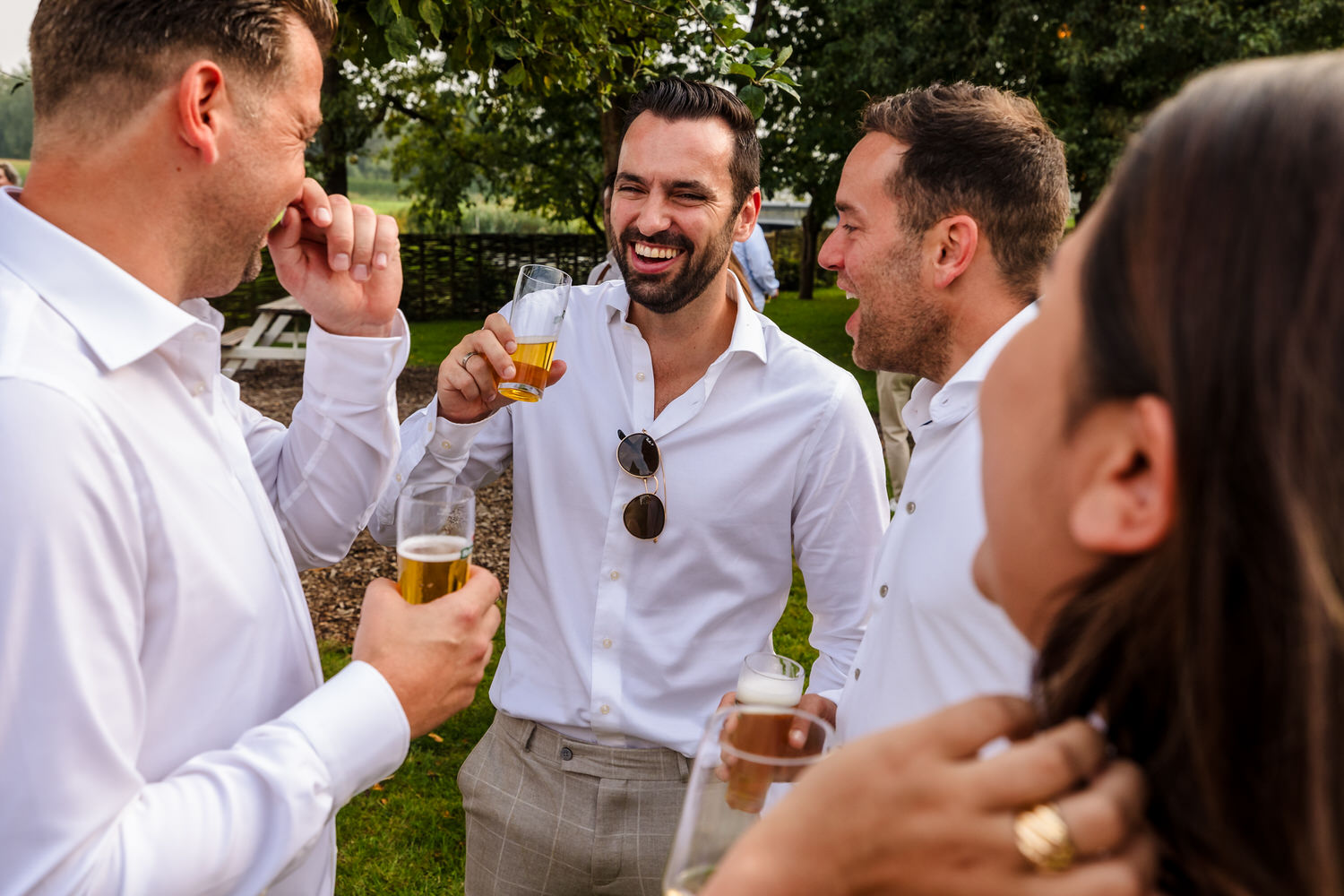 gasten tijdens een bruiloftsreceptie