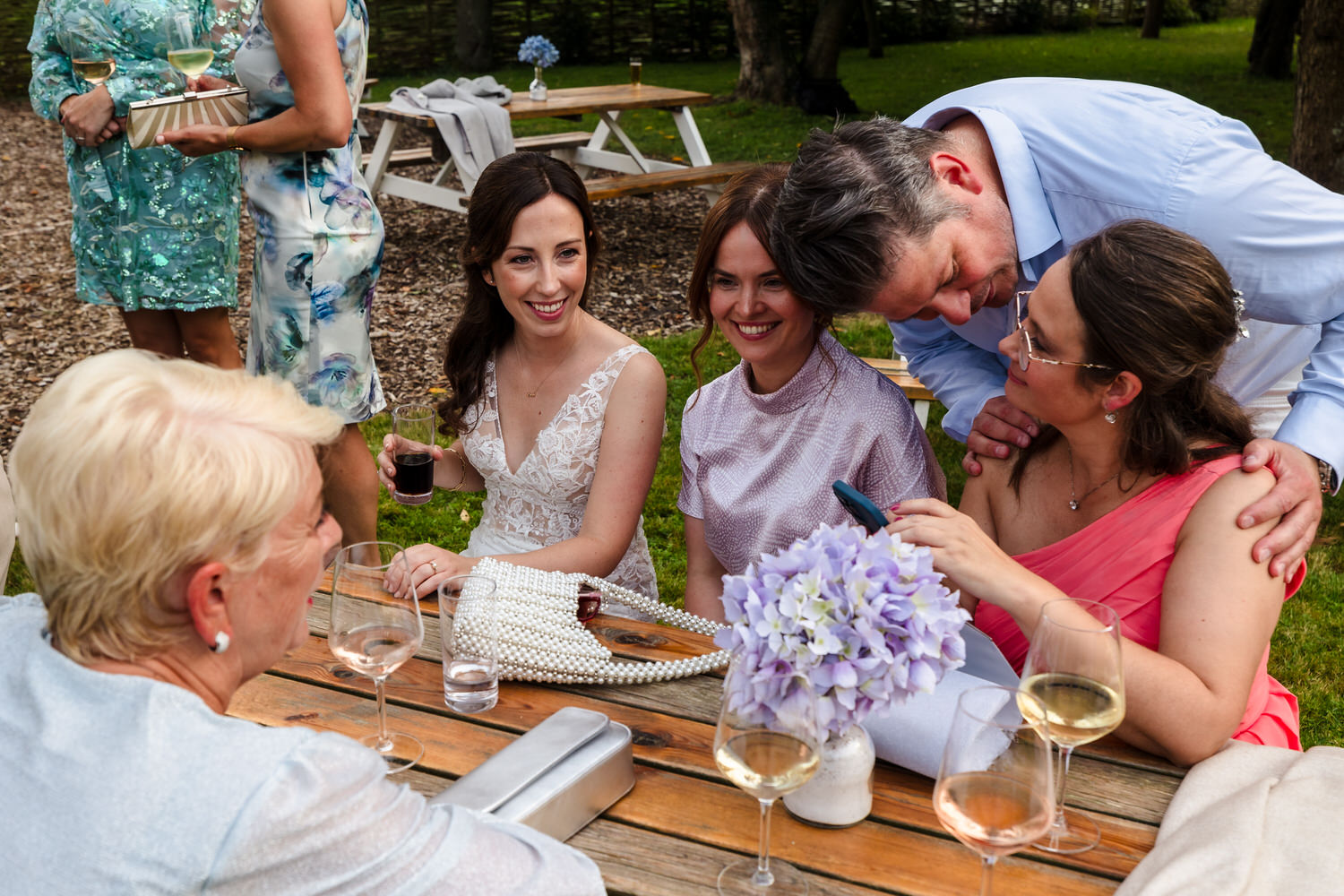 gasten tijdens de borrel van een bruiloft in de betuwe