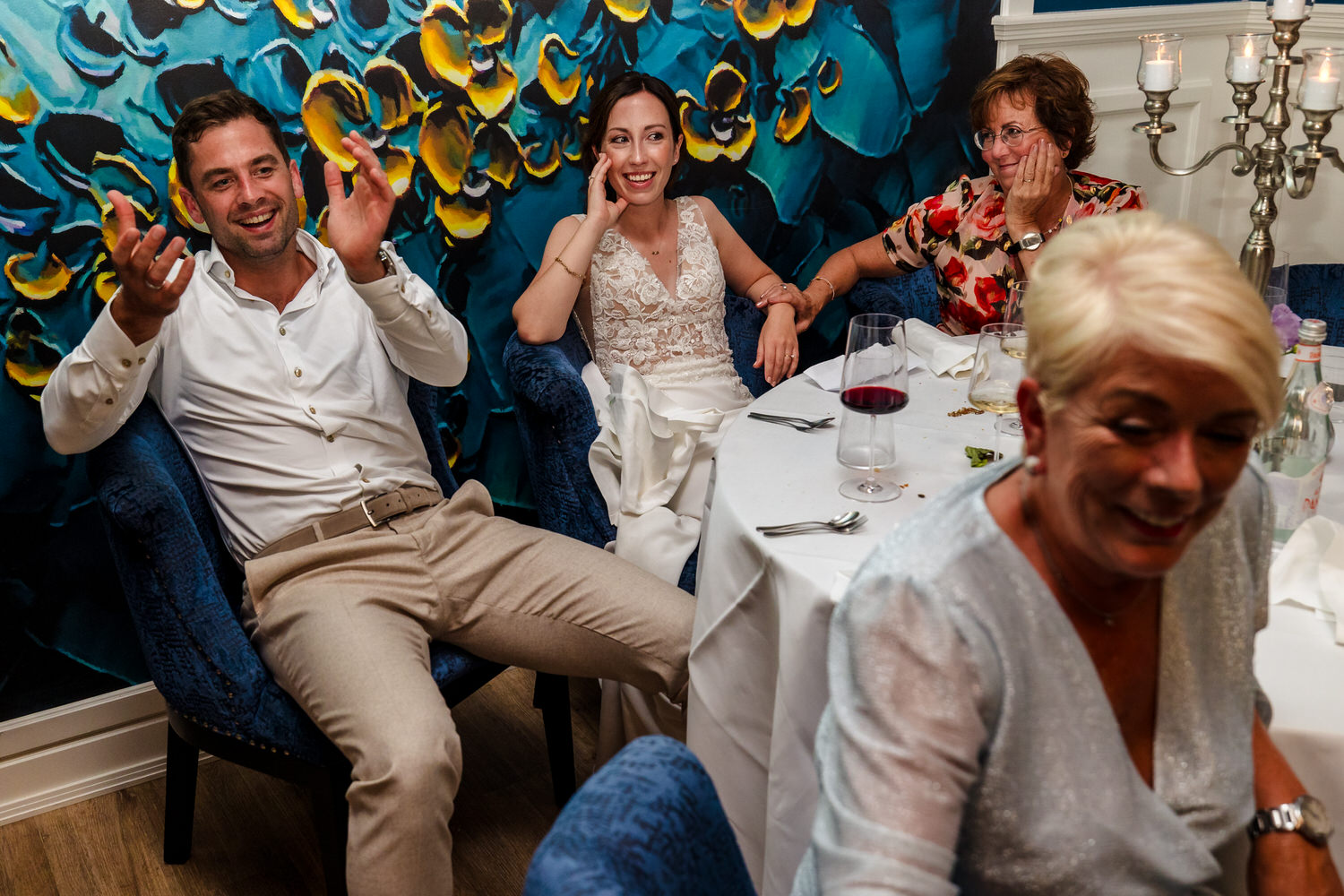 bruidspaar applaudisseert voor speech
