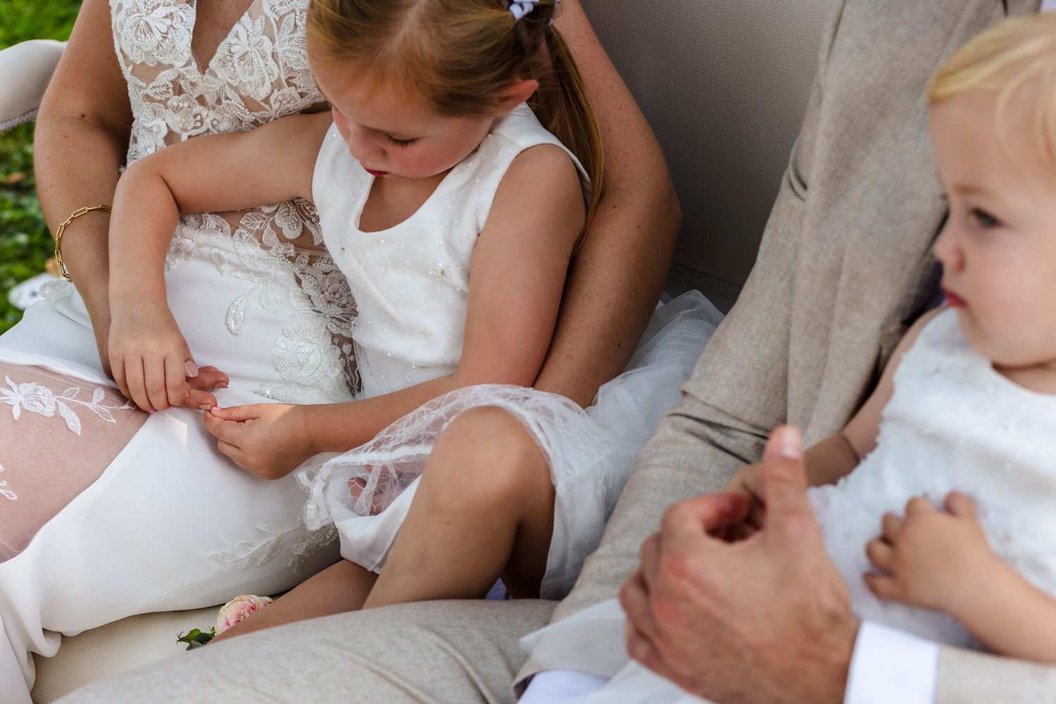 bruidspaar met gezin tijdens ceremonie bij heeren van soelen