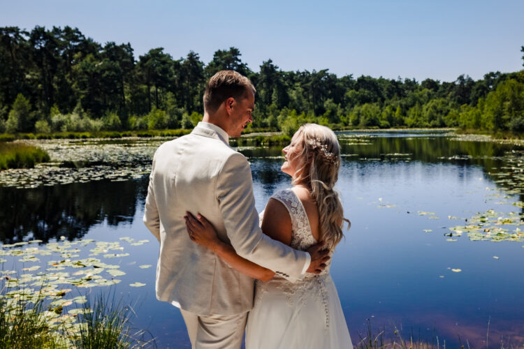 bruidspaar op fotolocatie brabant oisterwijkse vennen