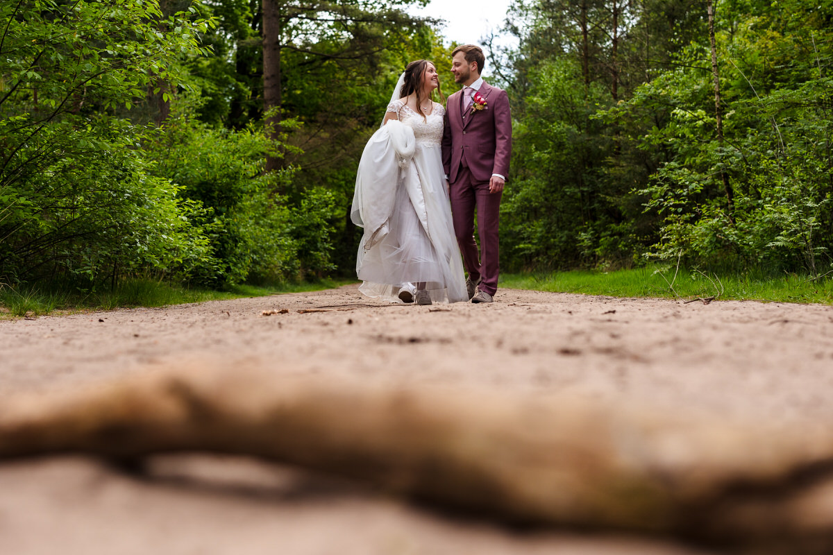 bruidspaar tijdens fotoshoot op Den Treek, onderdeel van Utrechtse Heuvelrug