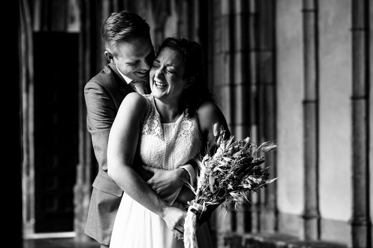 fotoshoot met bruidspaar in zwart-wit