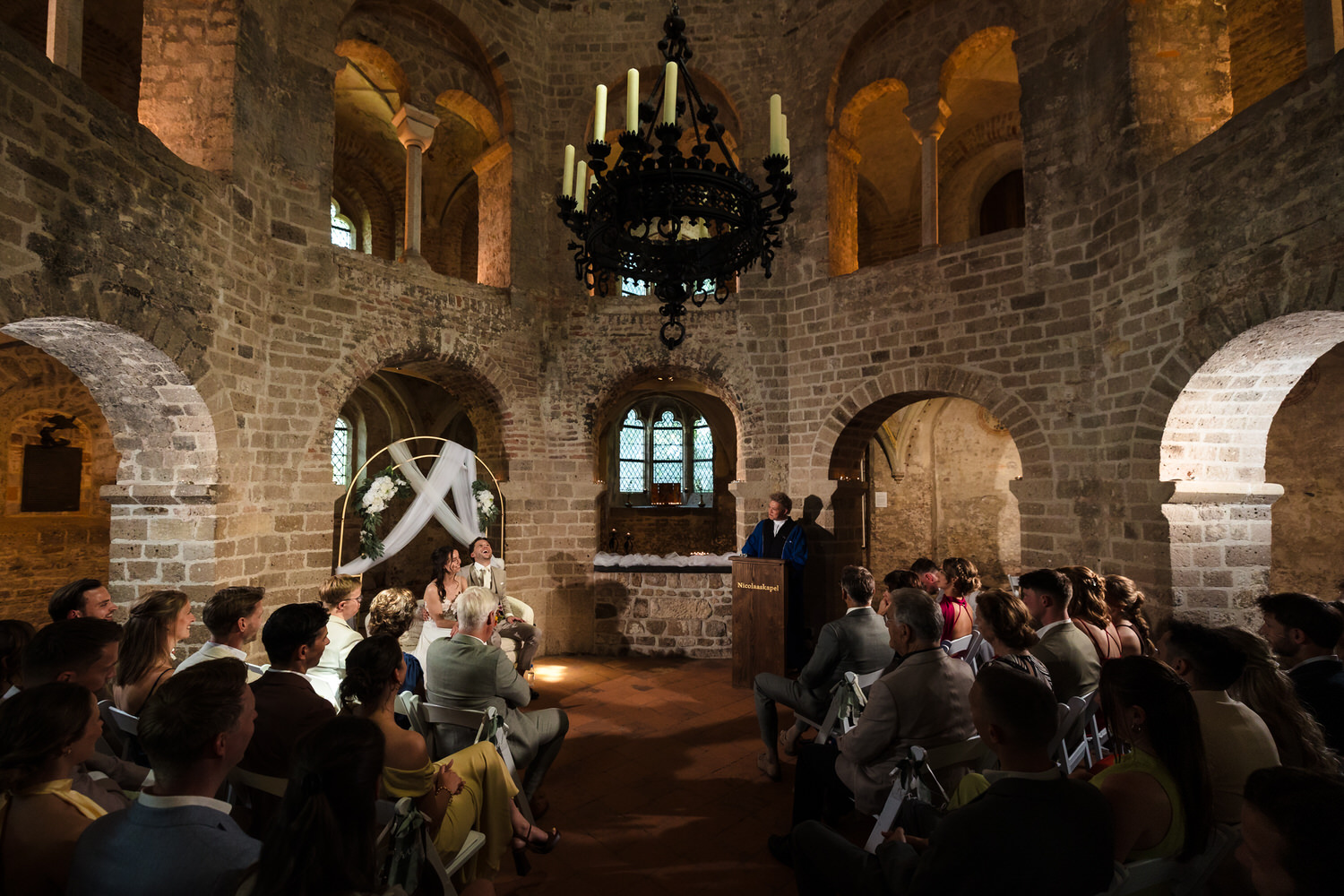 foto van trouwceremonie in kapel