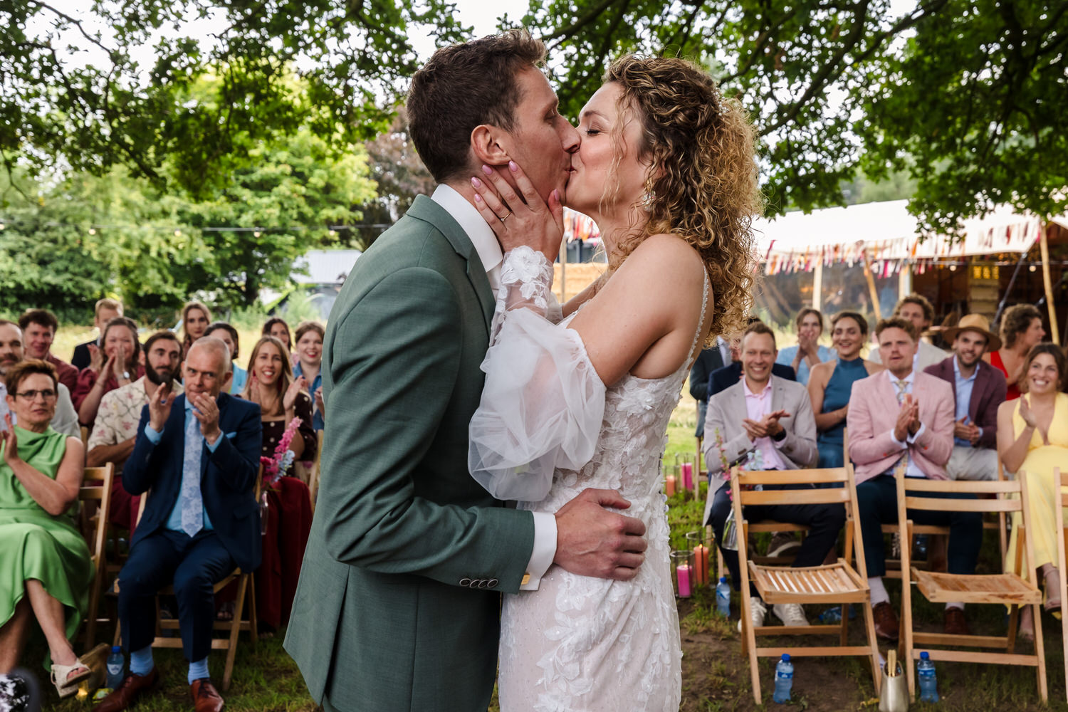 trouwfoto van eerste kus bij ceremonie