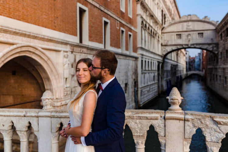 bruidsfotograaf italie: bruidspaar in venetie met de brug der zuchten op de achtergrond