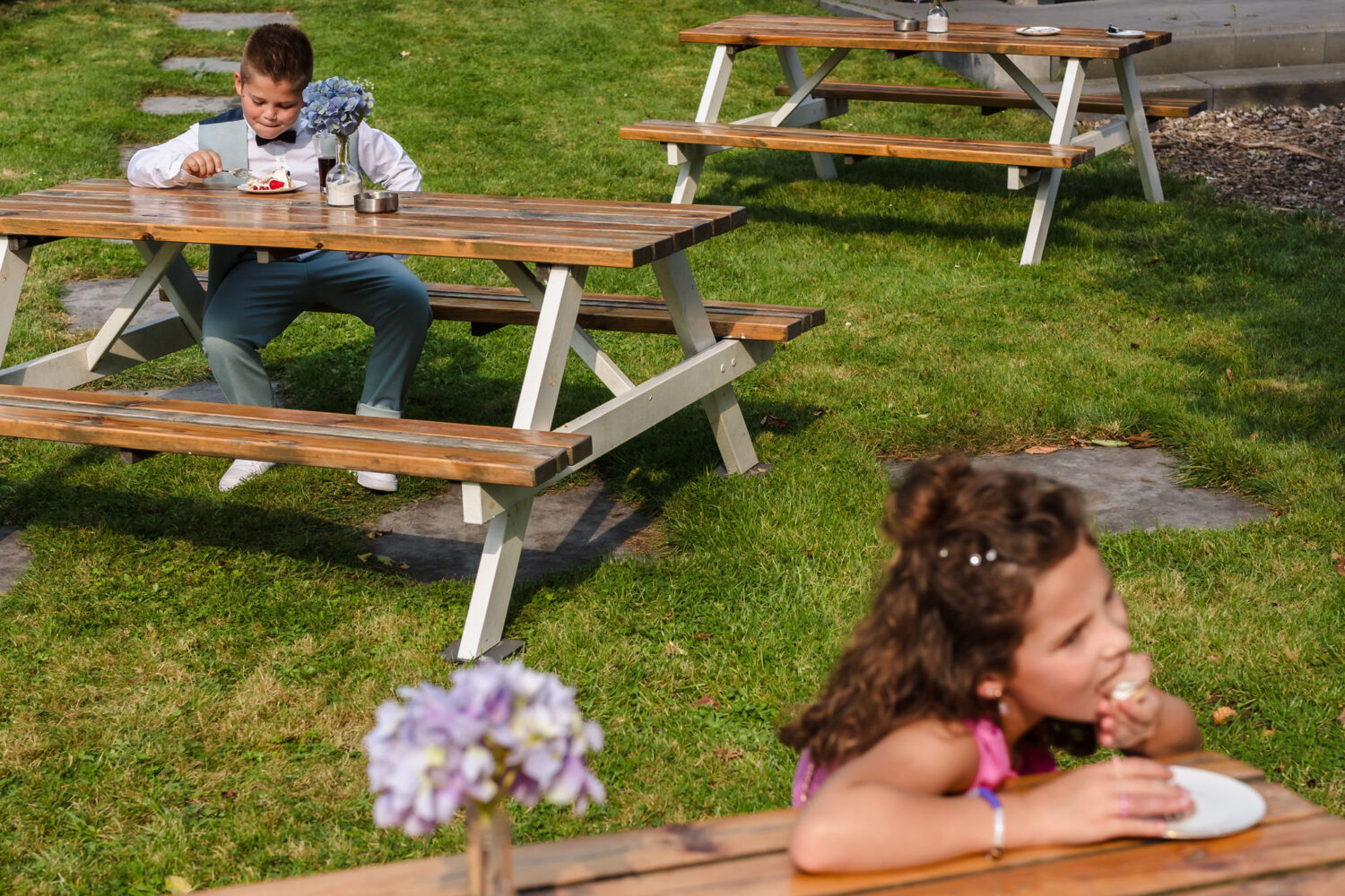 kinderen eten bruidstaart tijdens de receptie van een bruiloft