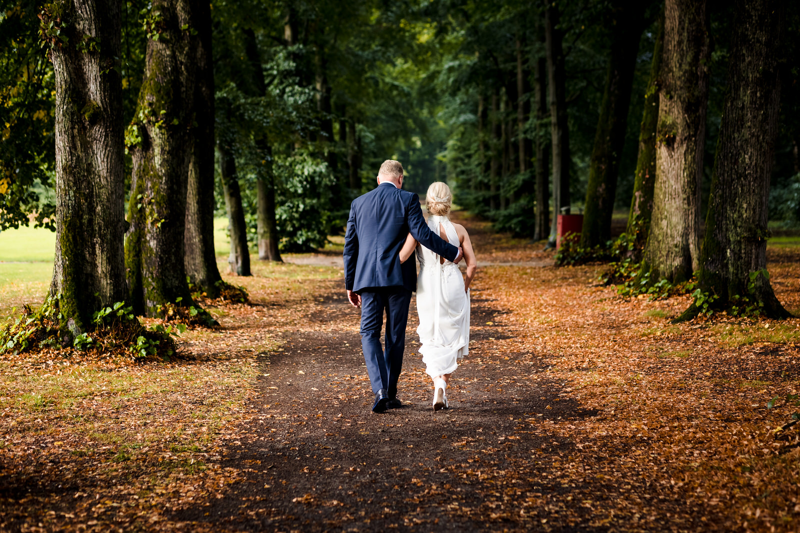 bruidspaar tijdens de fotoshoot op landgoed brakkesteyn in nijmegen