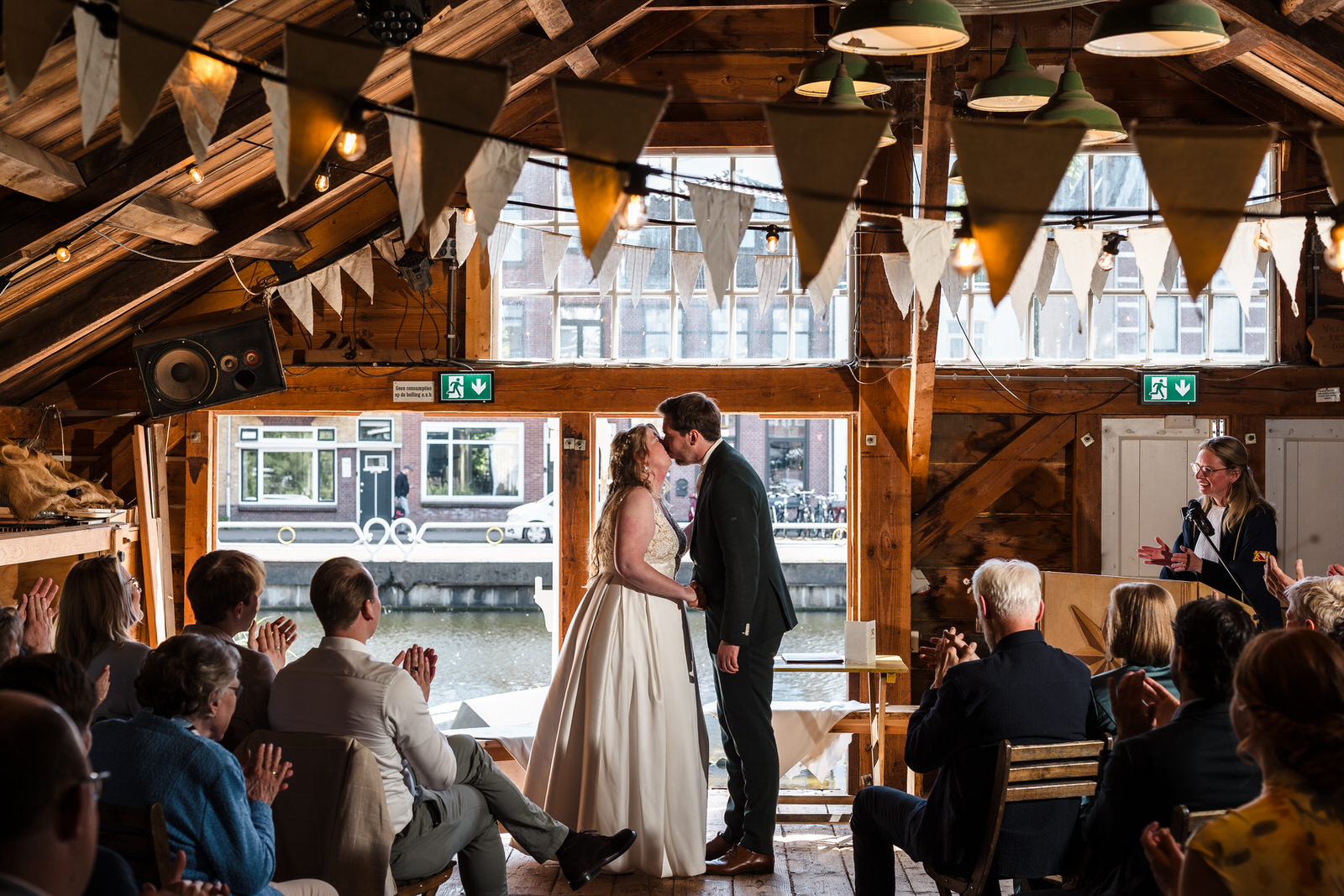 trouwceremonie tijdens bruiloft in molen de ster in Utrecht