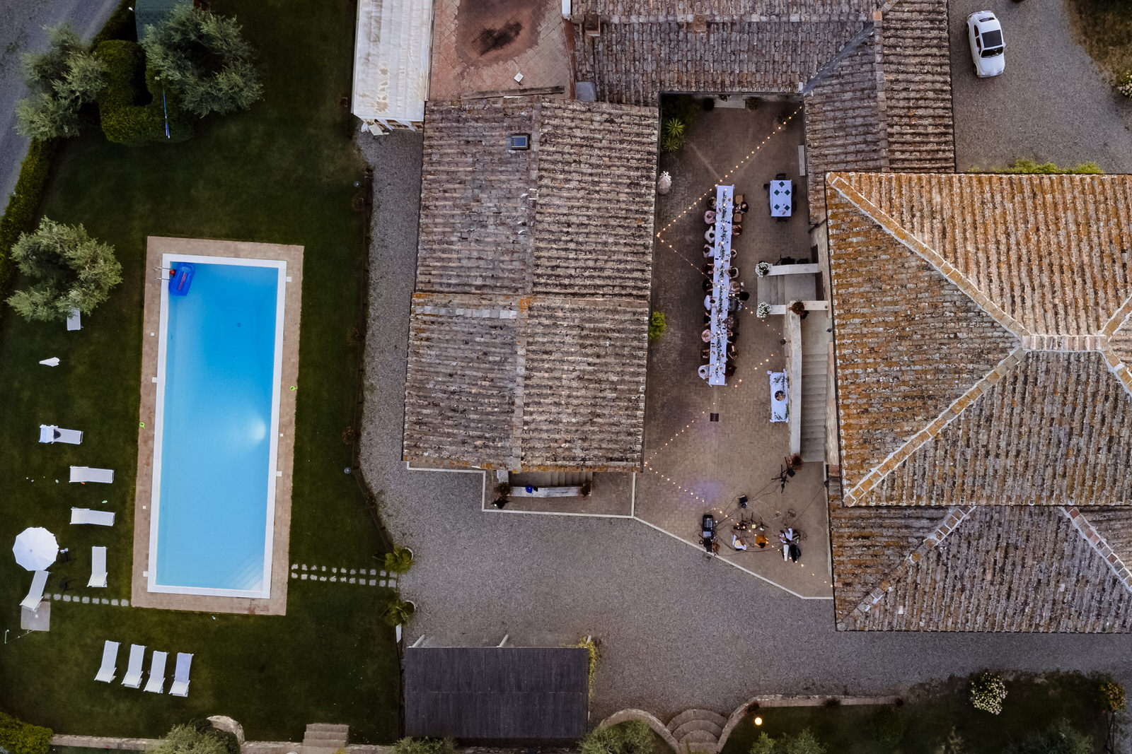 dronefoto van een agriturismo in italie, een populaire trouwlocatie