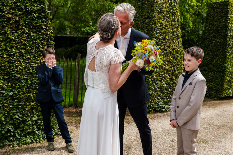 first look van bruidspaar met kinderen