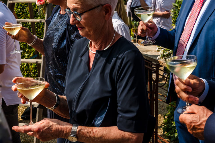 moeder en andere bruidsgasten met champagne