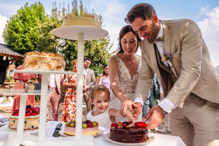 aansnijden van de bruidstaart tijdens een receptie op een bruiloft