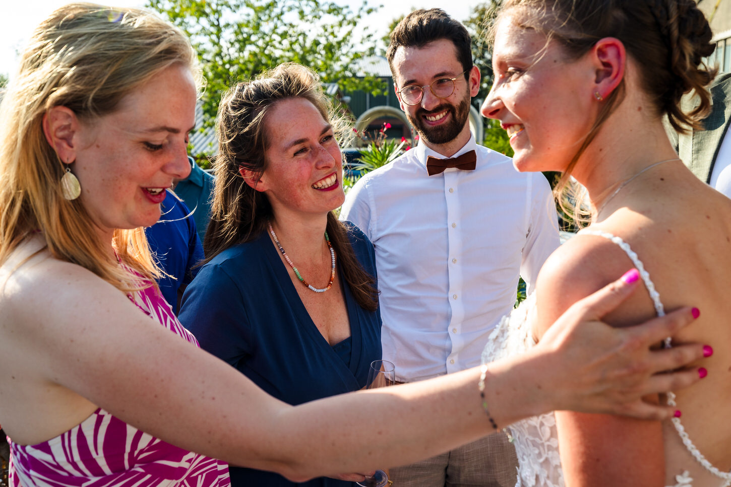 gasten feliciteren de bruid tijdens een receptie bij de metaal kathedraal in Utrecht