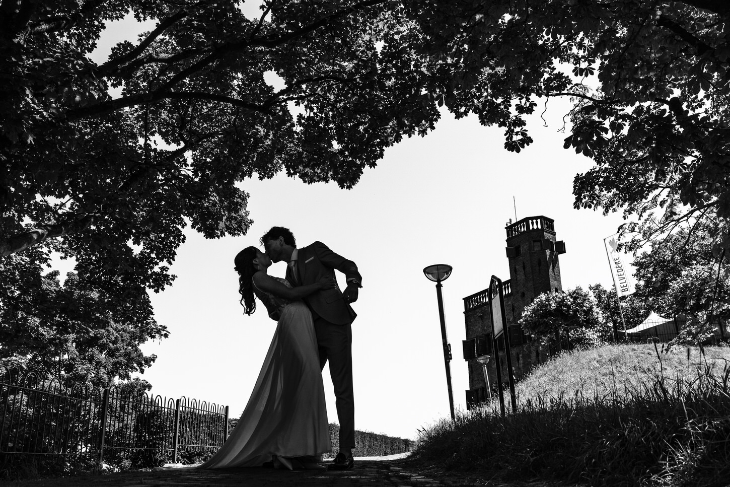 bruidspaar kust met belvedere op de achtergrond