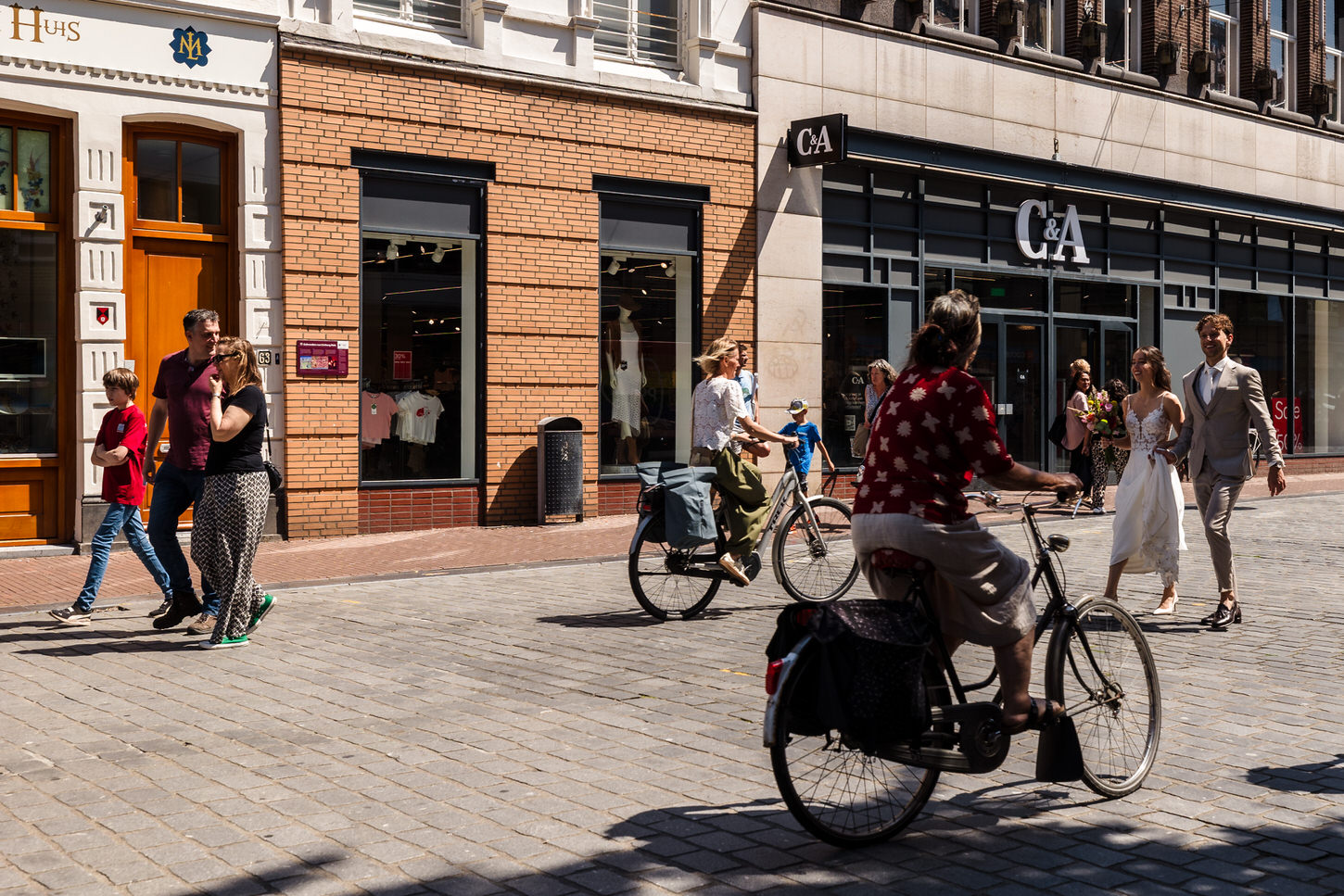 bruidspaar loopt door het centrum van nijmegen