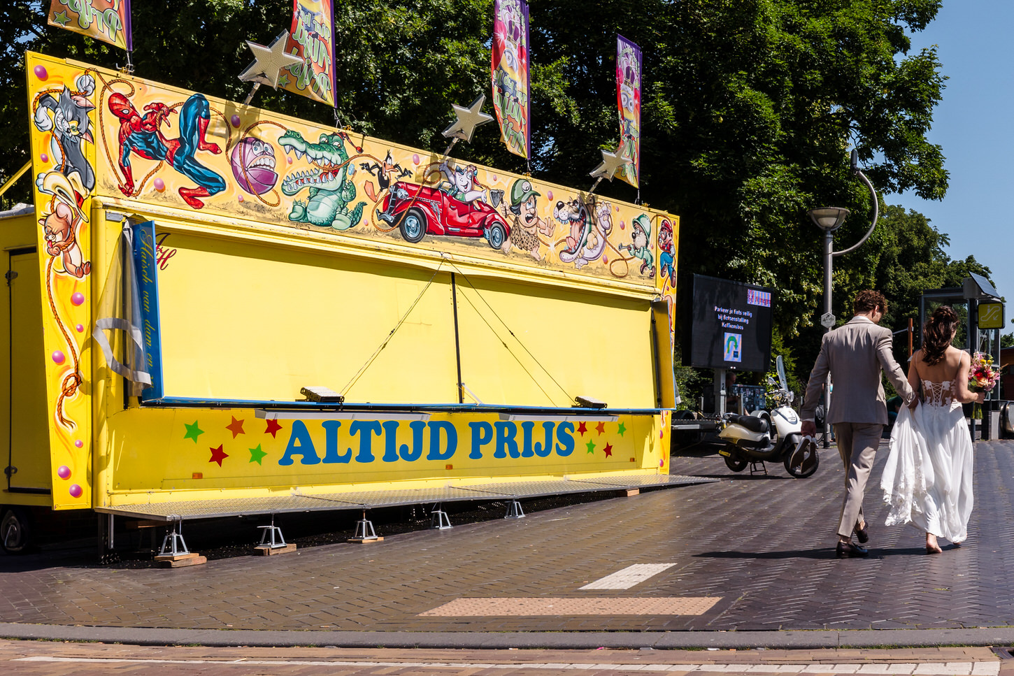 bruid en bruidegom lopen over de kermis in nijmegen