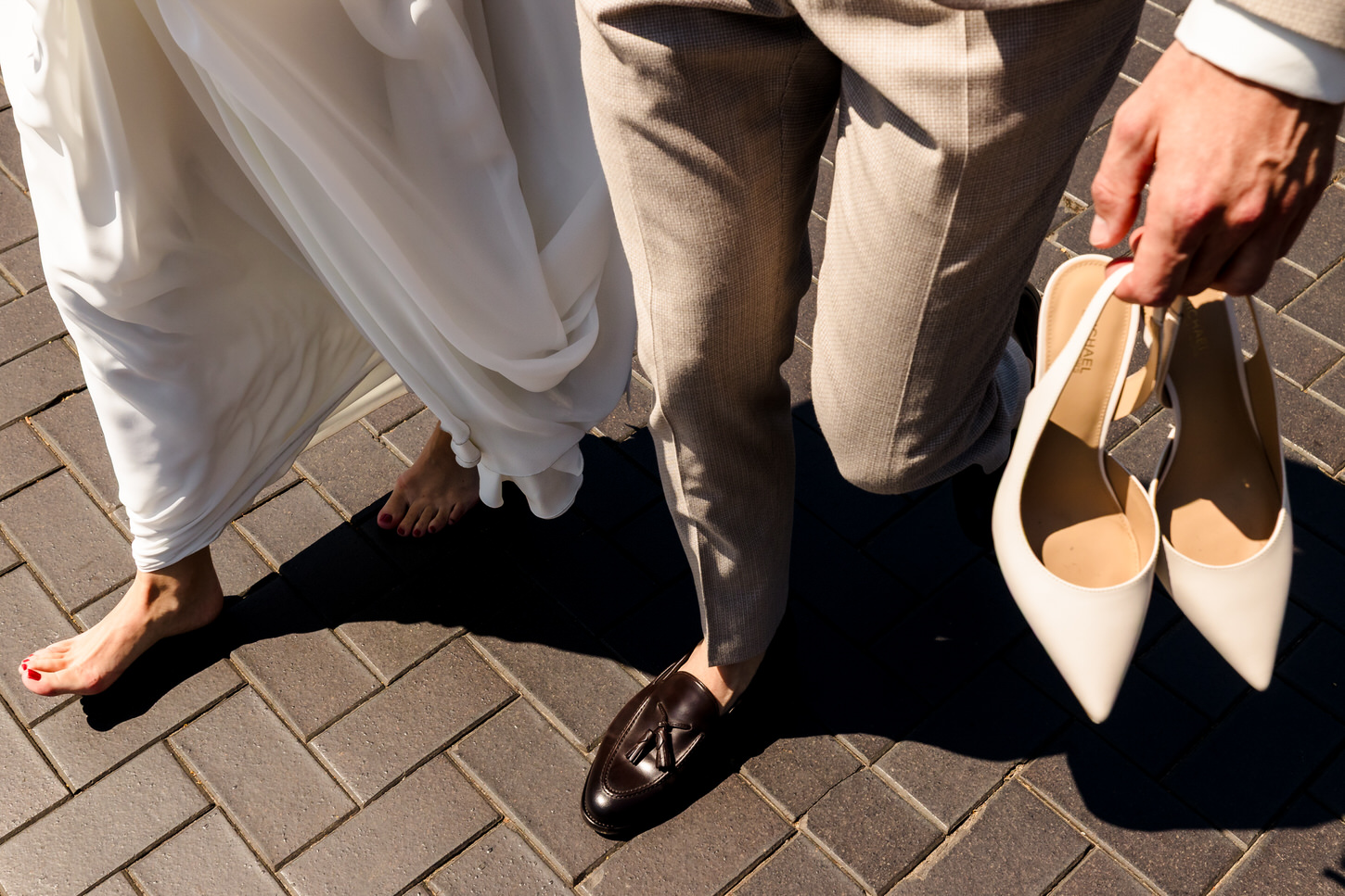 close-up van bruid op blote voeten, bruidegom draagt de schoenen