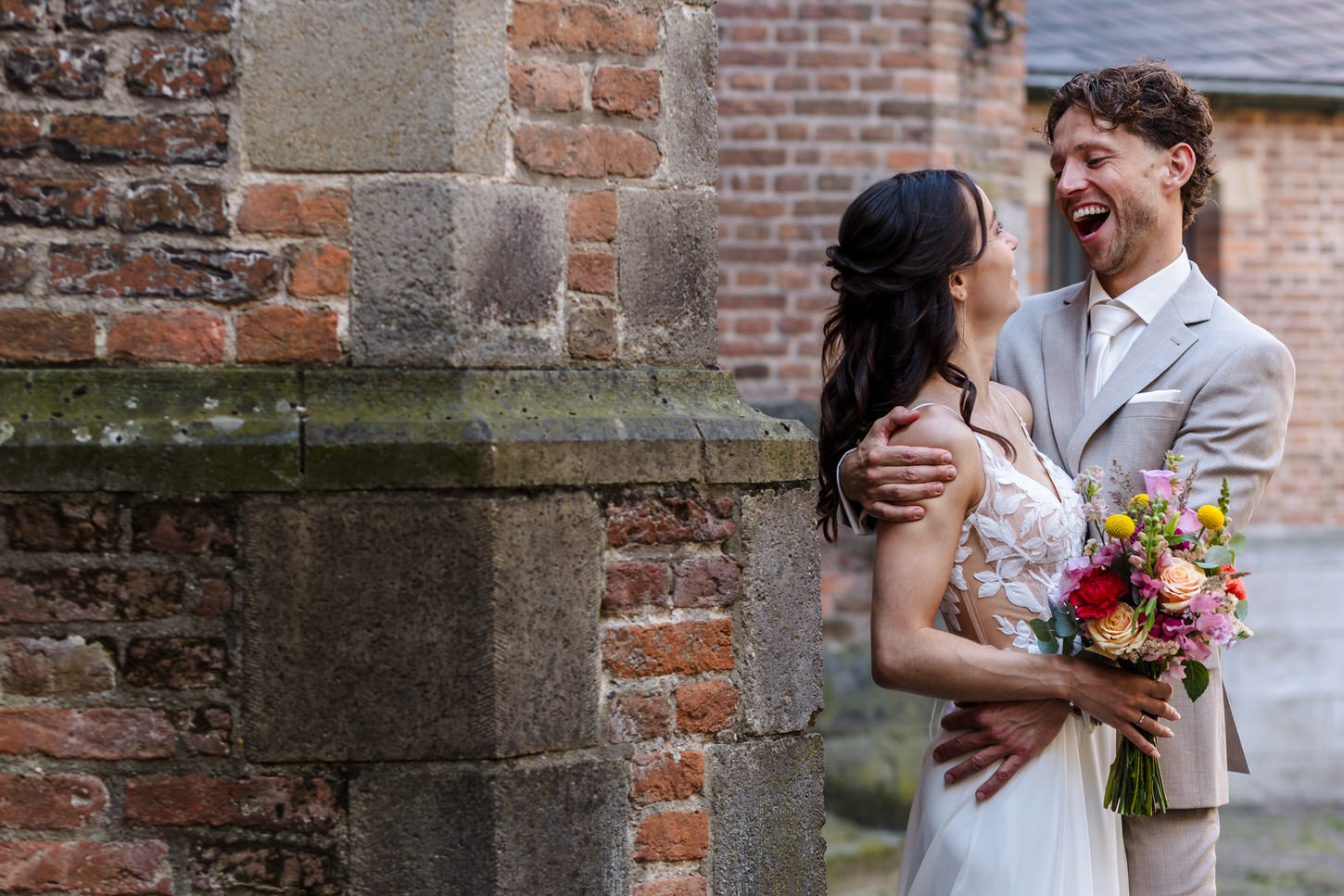 bruidspaar bij de stevenskerk in nijmegen