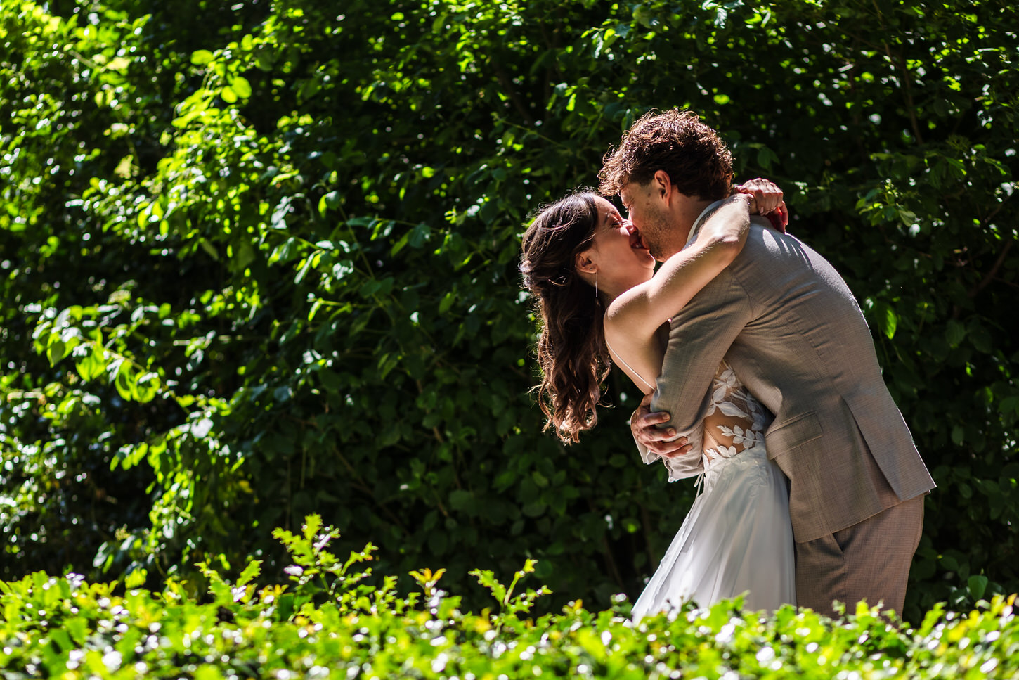kussend bruidspaar in het valkhofpark in nijmegen