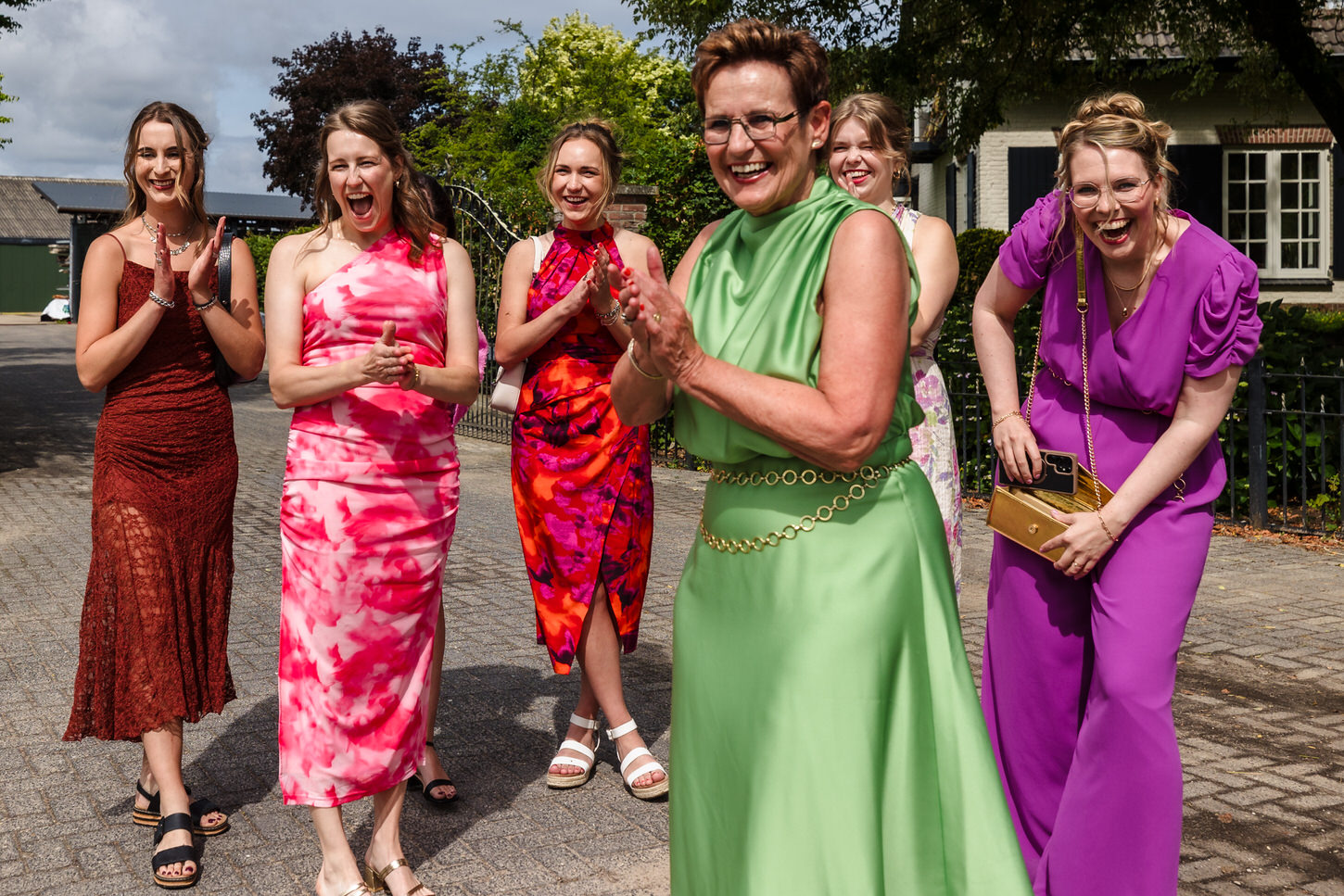 first look van bruidegom met vrienden en familie