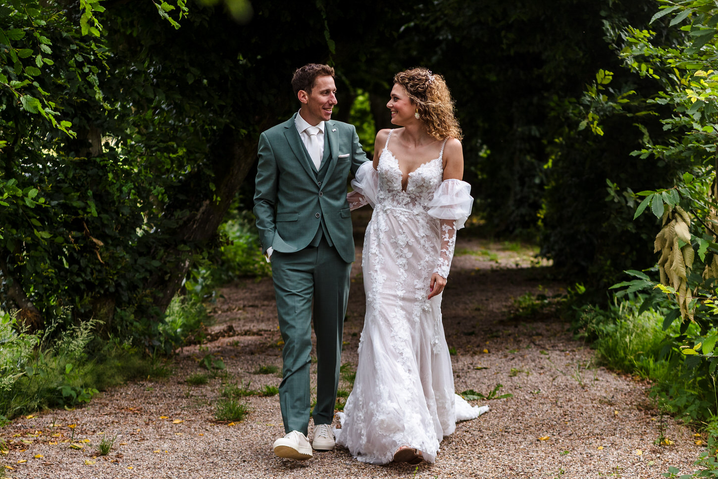 bruidspaar in de tuin van kasteel bleijenbeek