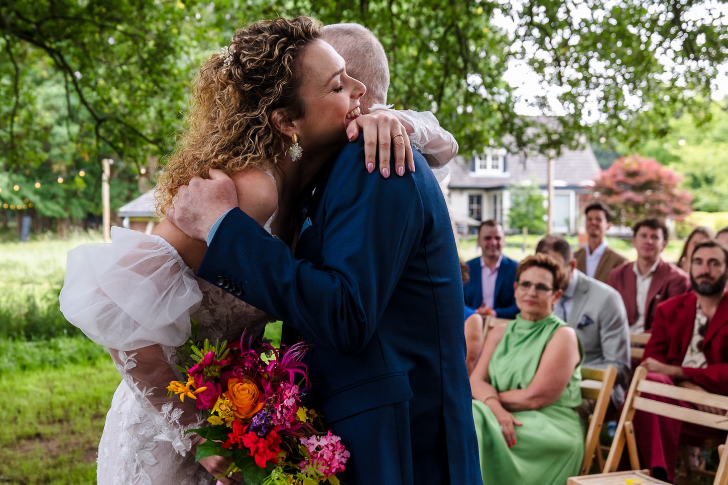 bruid omhelst vader aan het begin van de trouwceremonie