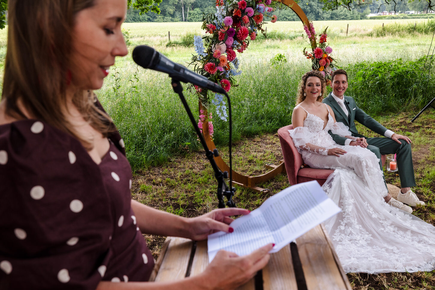 bruid en bruidegom luisteren naar een speech