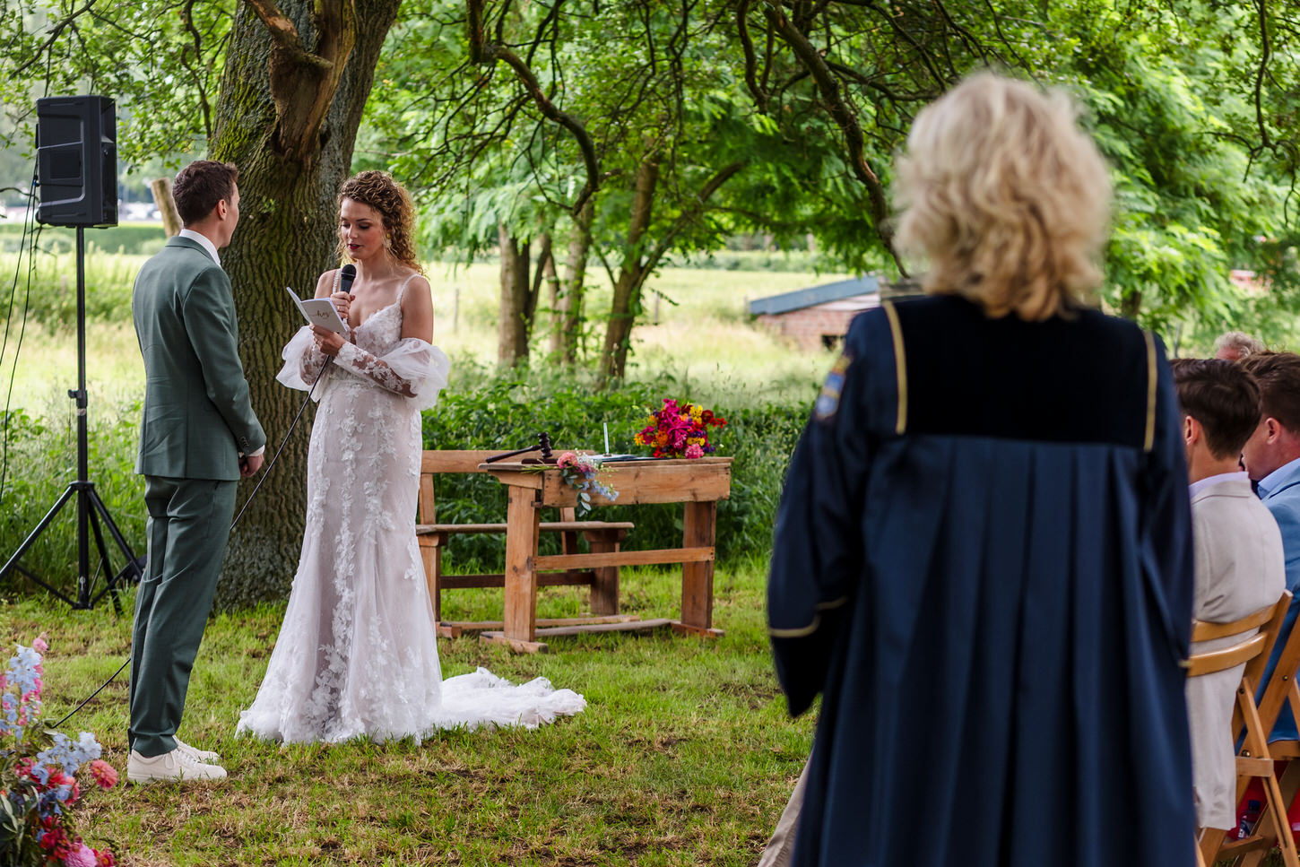 bruidspaar legt geloften af