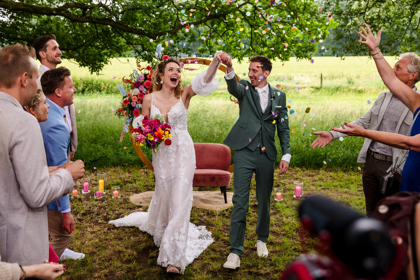 bruiloftsgasten gooien confetti naar bruidspaar