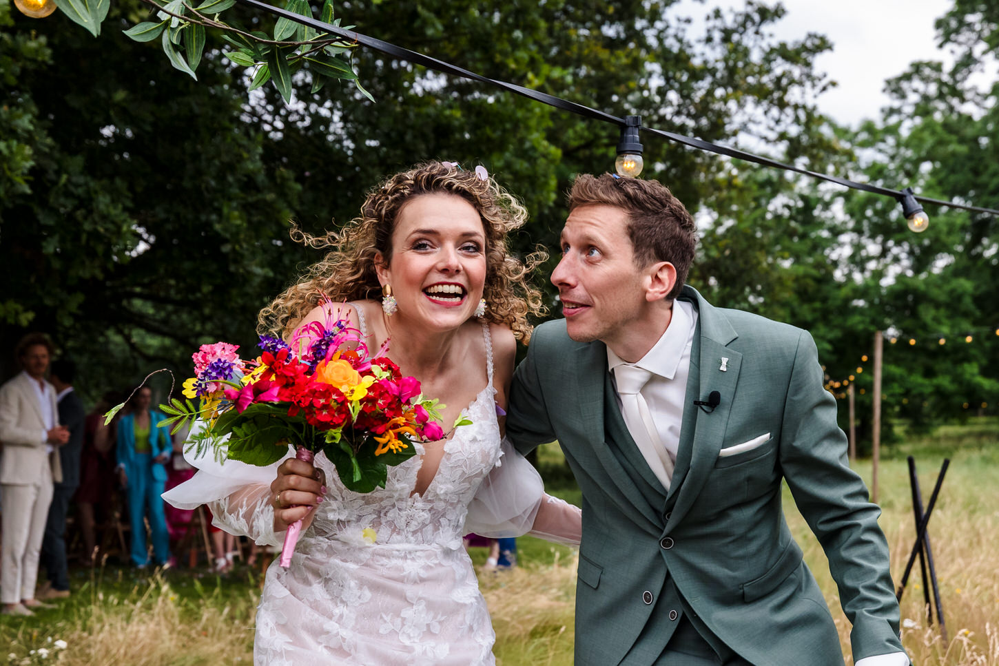 bruidspaar verlaat de ceremonie