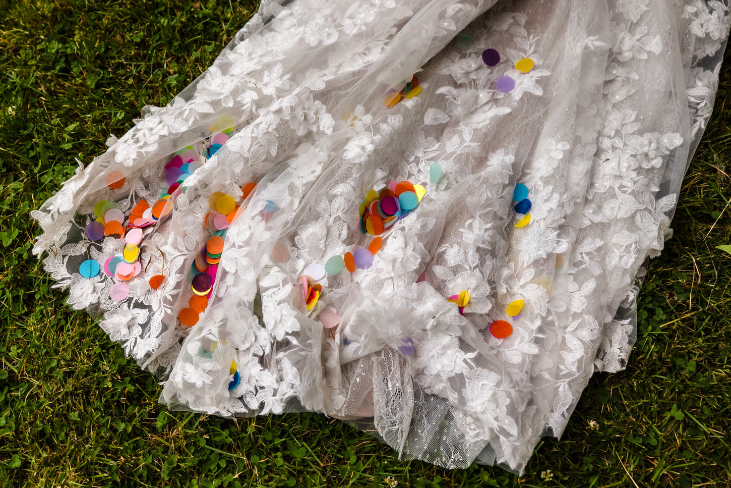 confetti op de trouwjurk van een bruid